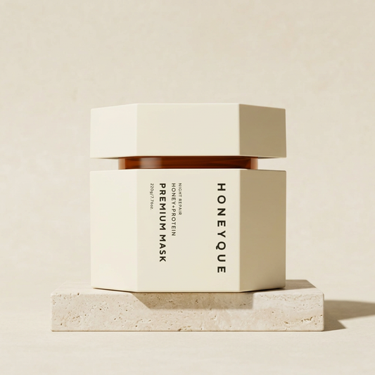 Mască de păr Honeyque Night Repair Premium Mask 220 g, pe podium din piatră, în decor de studio ivoire.