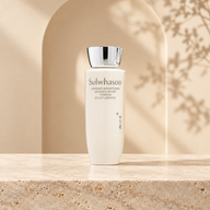 Sulwhasoo Lumiwise Brightening Essence Water 25 ml, prezentare pe travertin