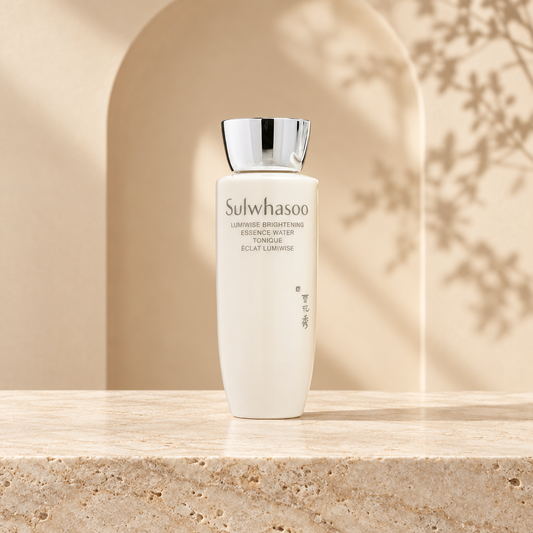 Sulwhasoo Lumiwise Brightening Essence Water 25 ml, prezentare pe travertin