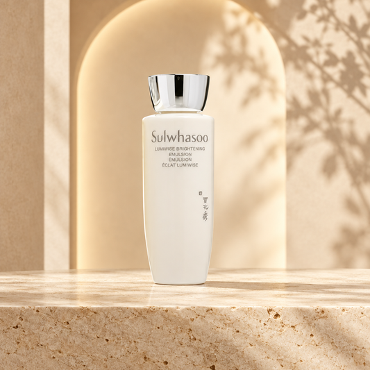 Sulwhasoo Lumiwise Brightening Emulsion 25 ml pe travertin cu lumină caldă